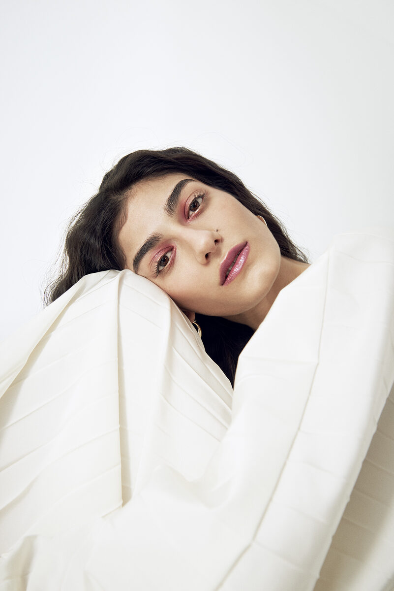 Jana Clevé fotografiert das türkische Top Model Günce Gözütok für das GLAMOUR Magazin - Post <b>ONE HUNDRED BERLIN</b>, drei Motive für Euch auf GoSee