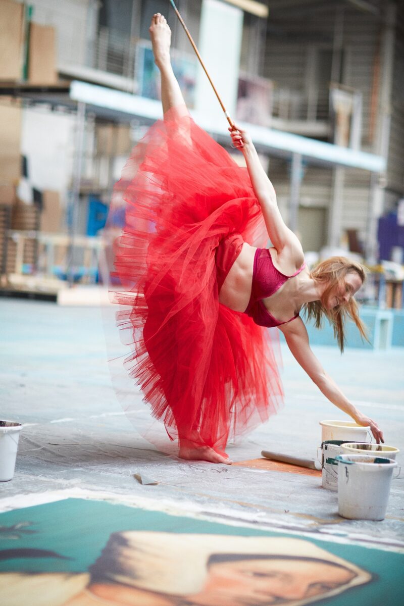 It's showtime! <b>Esther Haase</b> dances behind the scenes of Bremen Theater with her camera for the 2019/20 season and tells 46 surprising stories with the dancers, singers and actors – for truly great theater