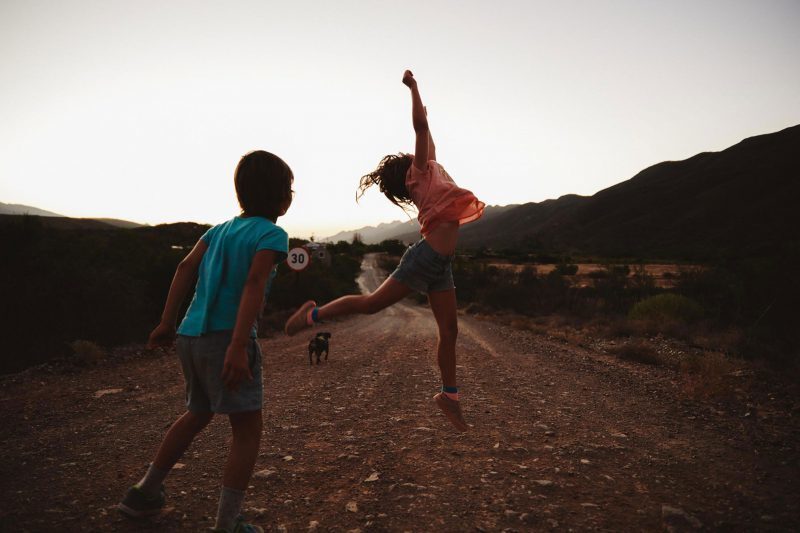 JULES ESICK c/o MARLENE OHLSSON 'Little Karoo Kids' fotografiert in der Karoo Wüste in Südafrika