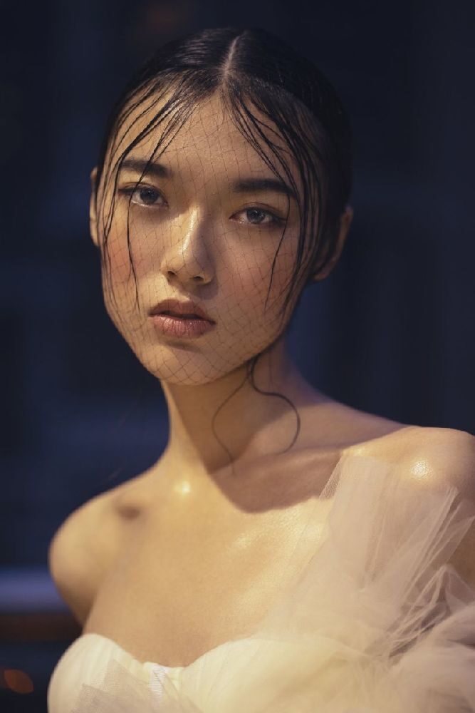 <b>Tanja TREMEL c/o ANDREA HEBERGER</b> fotografiert Model Kris Xu im City Garden Hotel Hong Kong für die L'OFFICIEL