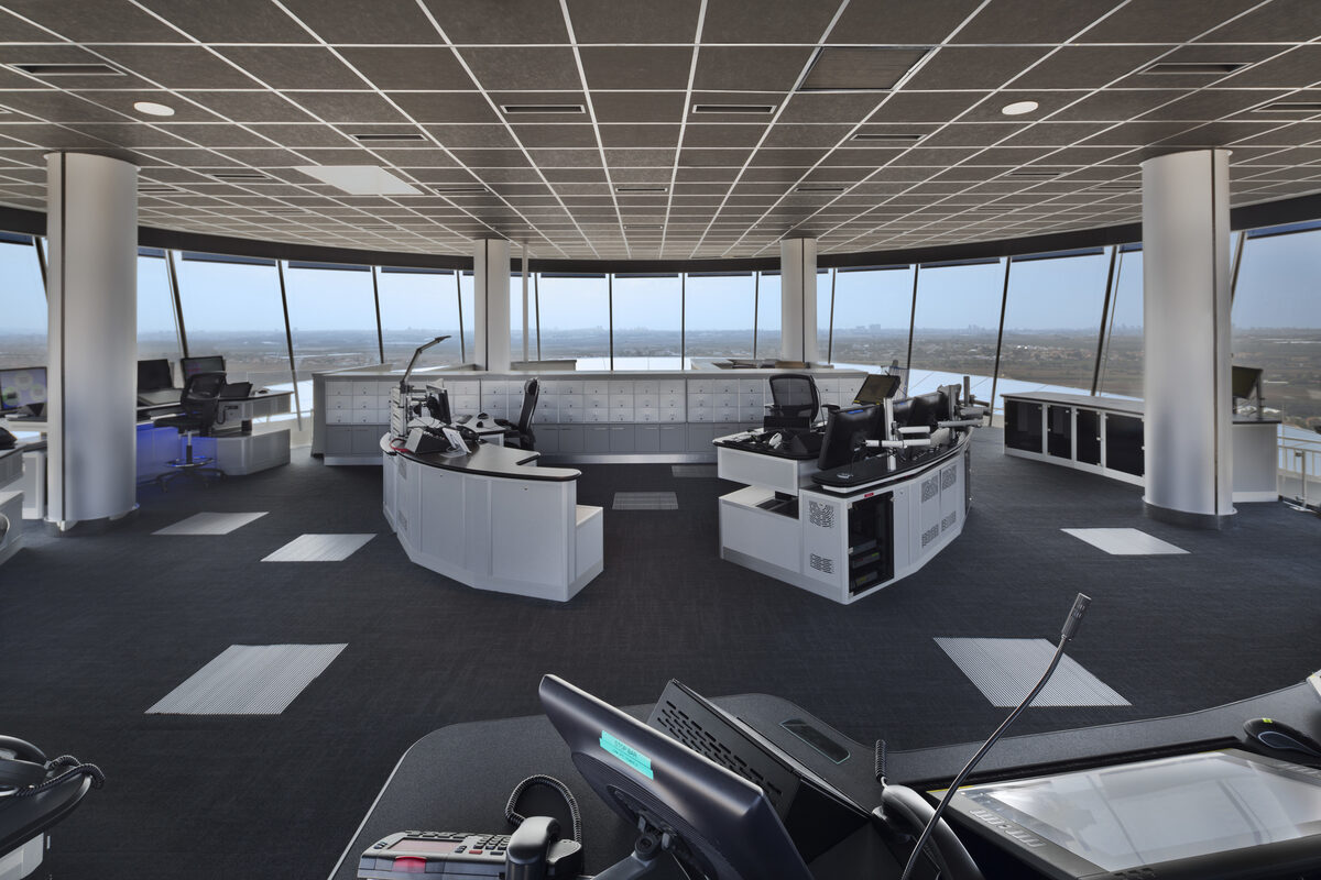 Der Control Tower des Ben-Gurion-Airports, Tel Aviv, designed und entworfen von Pelleg Architects für Israel Airport Authorities - fotografiert von <b>Assaf PINCHUK c/o ANDREA HEBERGER</b>