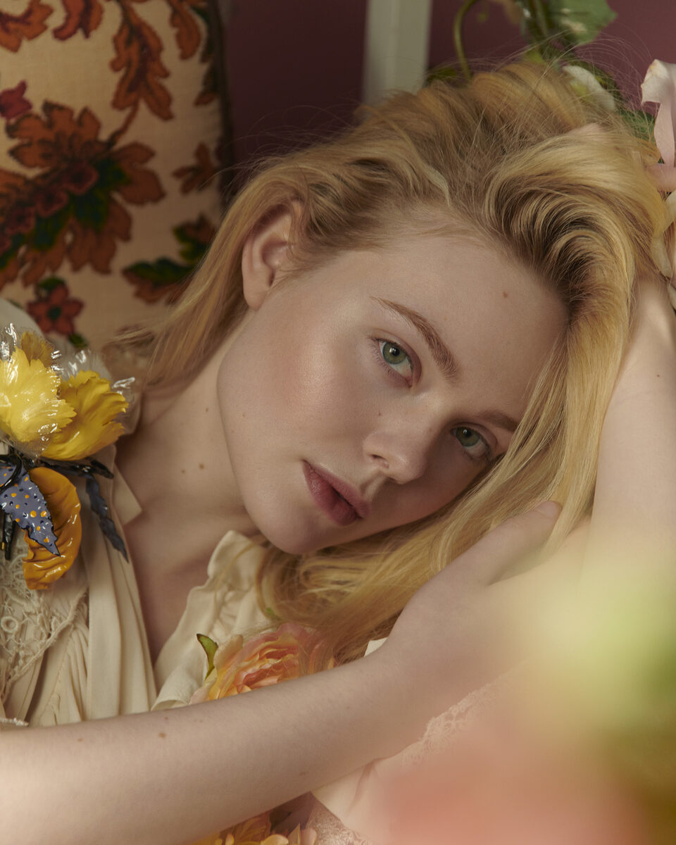 Superstar Elle Fanning auf dem Cover der ICON 'New Luxury' Juli 2020 - fotografiert wurde die Schauspielerin von ANDREAS ORTNER in Berlin