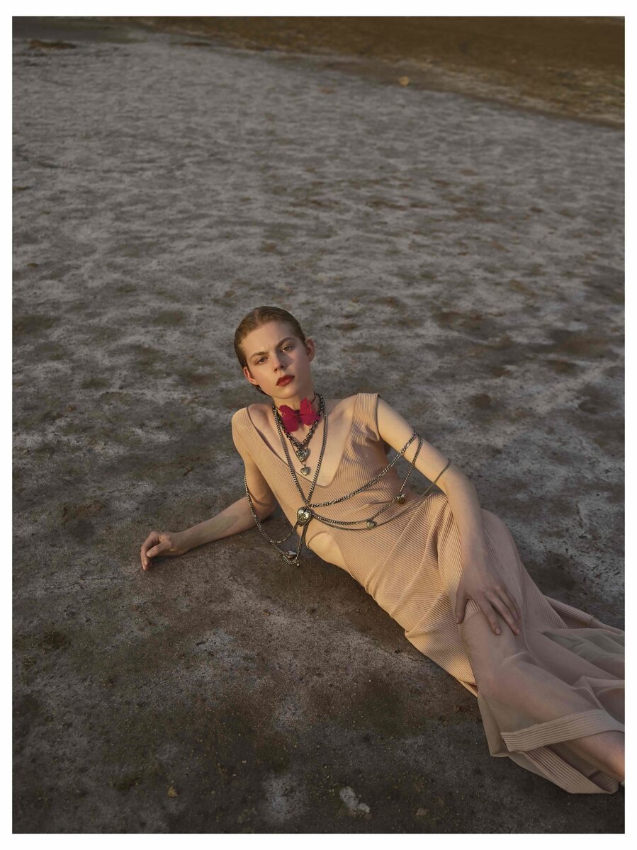 VOGUE Turkey Oktober 2020 featuring Model Jolie Alien - Fotos <b>Osman ÖZEL c/o SHOTVIEW ARTISTS MANAGEMENT</b>, Styling Aydan Sivaci