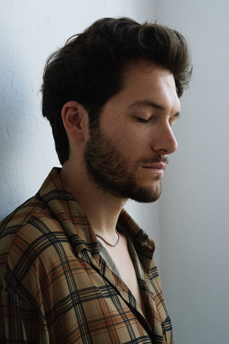 Schön! Magazine Interview mit dem 'Unorthodox'-Schauspieler Jeff Wilbusch – Grooming Anna KÜRNER c/o BASICS.BERLIN
