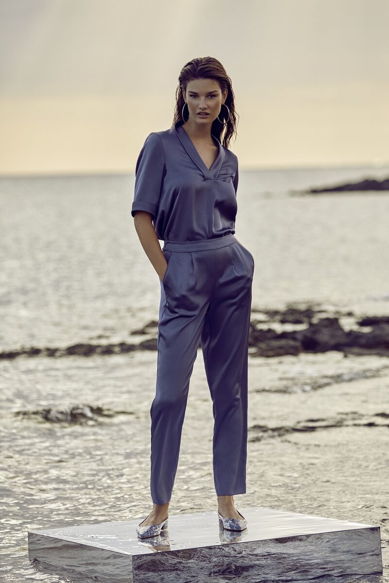 Die Models Karlina Caune und Ophelie Guillermand für den MADELEINE Cover Shoot vor der Kamera von Fotograf und CD UWE KOERNER