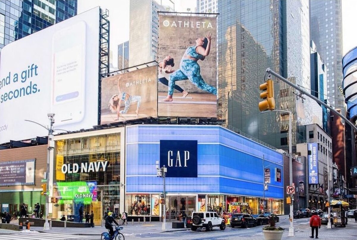 ALYSSA PIZER MANAGEMENT : ATHLETA Kampagne am Times Square in New York, Cozy with a twist für CARBON 38, und new entry Lindsey CHILDS,  Fotografin & Director aus Los Angeles