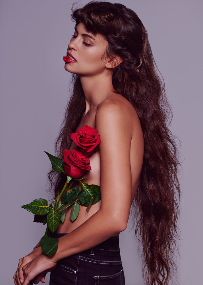<b>Fernando GOMEZ c/o ROCKENFELLER & GÖBELS</b> fotografierte das schöne US-amerikanische Model Lauren Auerbach für die <b>HARPER'S BAZAAR Arabia</b> Januar 2021, Makeup Alizia Moreno