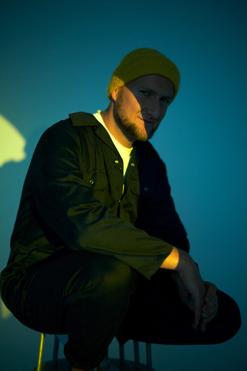 AKUSTYCZ(NIE)ZUPEŁNIE - portrait specialist&nbsp;<b>PAWEL FABJANSKI</b> stages Polish <b>star rapper GRUBSON&nbsp;</b>for his new album cover<b> </b>in a patch of custom-designed indoor nature for OSOM studios