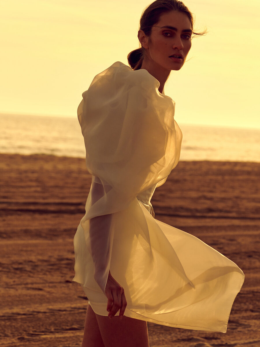 Das französische Model Marine Deleeuw in der <b>L’OFFICIEL Russia</b> 03/21 - Fotos <b>Fernando GOMEZ c/o ROCKENFELLER &amp; GÖBELS</b>, Styling &amp; Production&nbsp;Roma Lansky, Hair &amp; Makeup&nbsp;Rosa Matilla