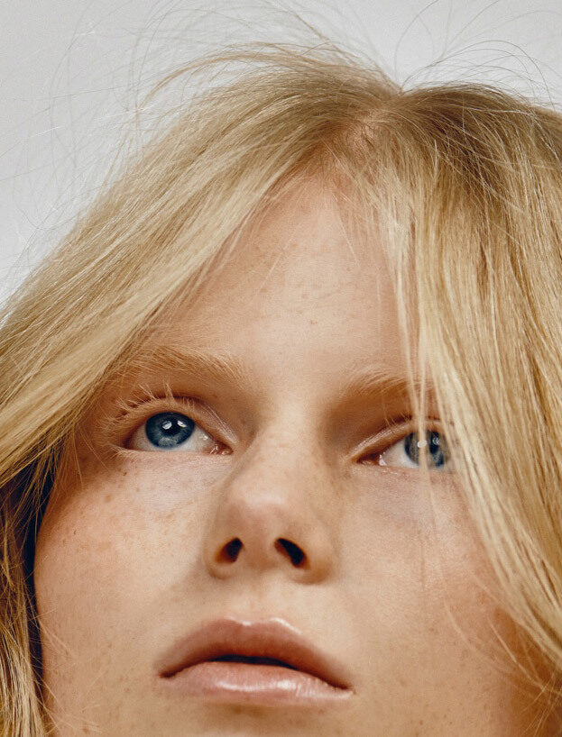 Tobias Wirth c/o BoschtoBanrap fotografiert das Beauty-Editorial 'Red Hot' für die <b>VOGUE Ukraine</b> - Hair &amp; Makeup <b>Suzana SANTALAB c/o BIGOUDI</b>