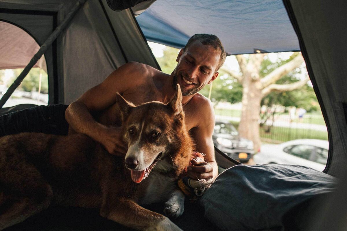 'Big City Van Life' - Fotograf MICHAEL MUELLER begleitet Model, Skater & Landcruiser-Fan Aki und seinen Hund Dylan durch das New Yorker Williamsburg