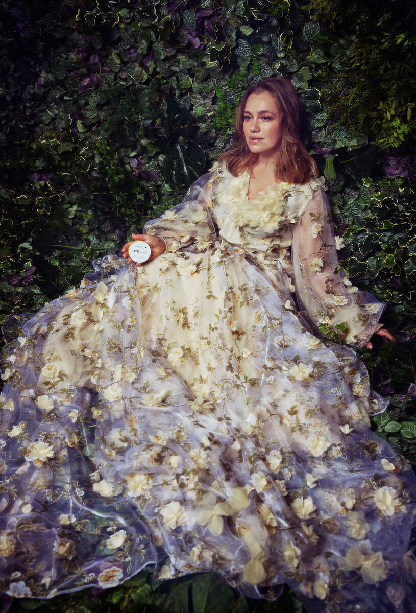 CHRIS TRIBELHORN fotografiert 'In Full Bloom', die Social Media und Outdoor Kampagne für die LYFT / LAB x CRA-YON Duft Kollektion in den drei Duftnoten Apple Blossom, Rose Honey und Lavendel