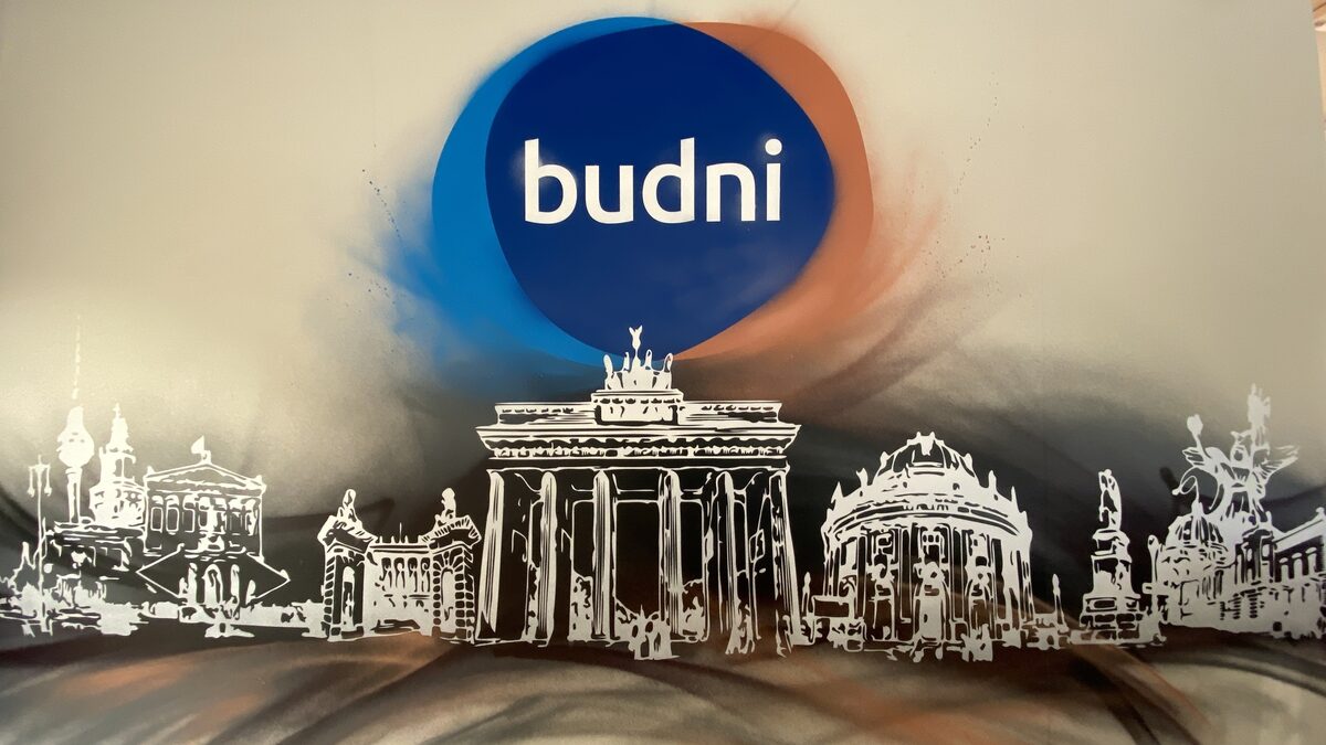 Advertising agency Werbespitze commissions <b>ARTMOS4</b> to design a logo and skyline for <b>BUDNI Drogerie</b>