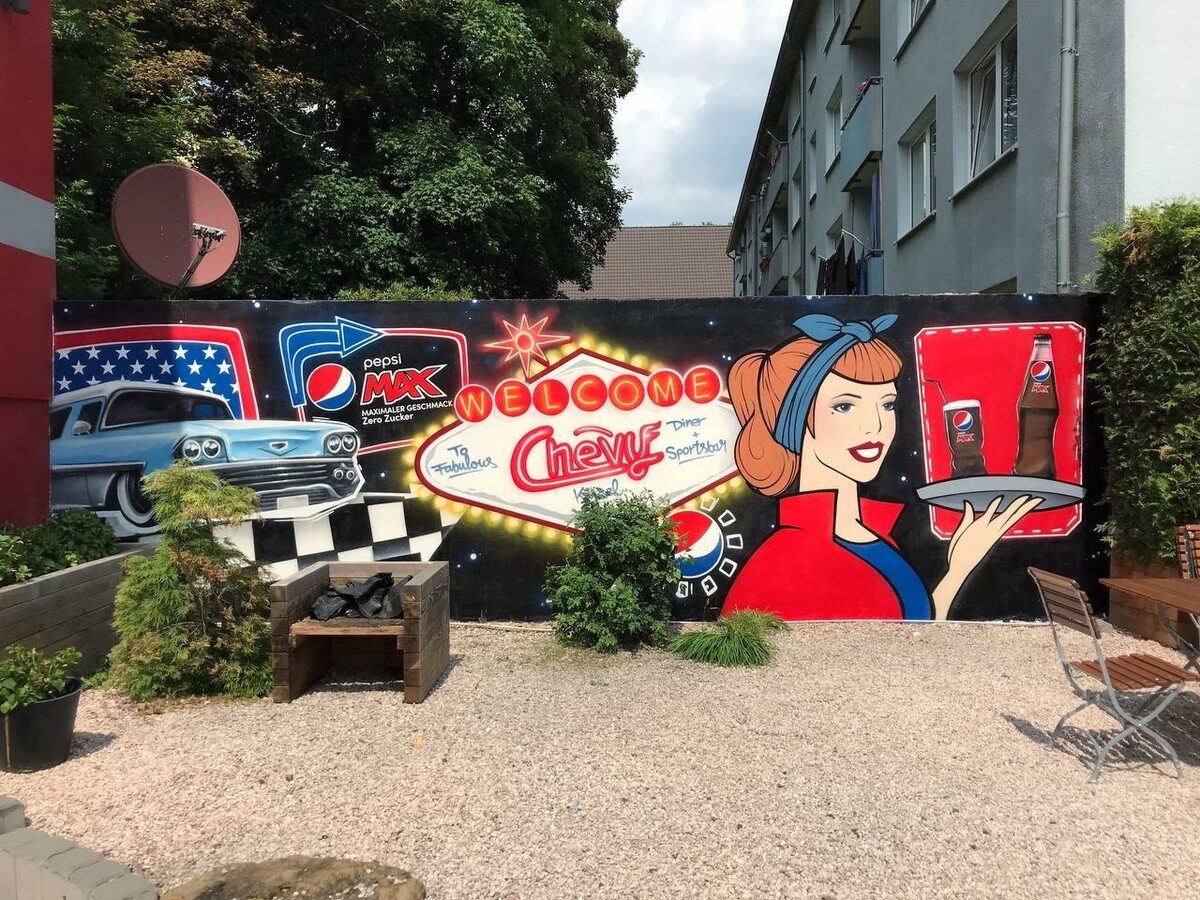 <b>RADEBERGER </b>commissioned <b>ARTMOS4</b> with the design of the Chevy American Diner in Kassel