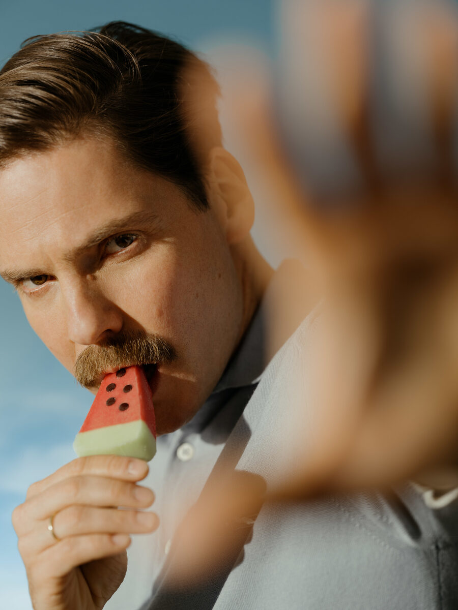Daniel Brühl celebrates his directing debut with ‘Next Door’ – Robert RIEGER c/o EMEIS DEUBEL portrayed the actor for ESQUIRE GERMANY