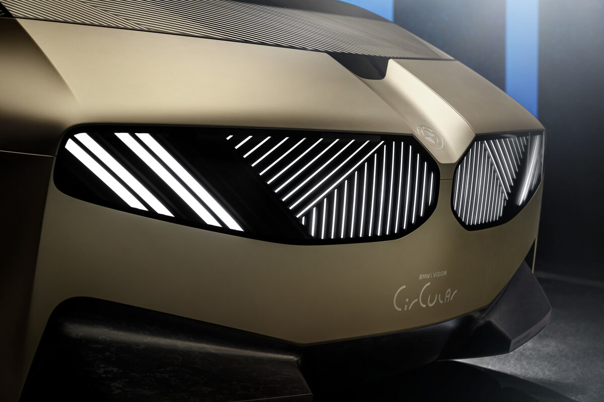 <b>BMW i Vision Circular</b> – staged spectacularly for <b>GAUZY </b>(Light Control Glass) by transportation photographer <b>MATTHIAS ALETSEE</b>
