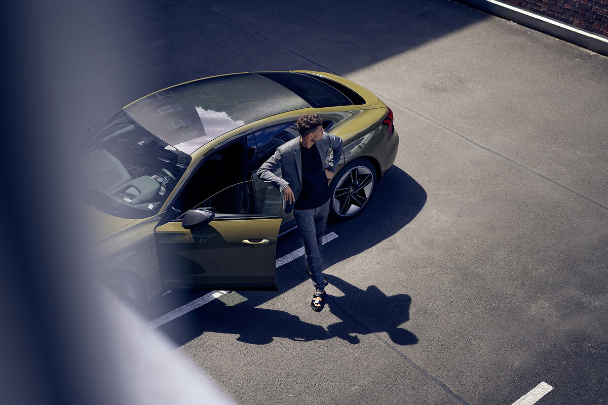 Pure energy and progressive performance – DAVID BREUN photographs the AUDI e-tron GT RS in Berlin