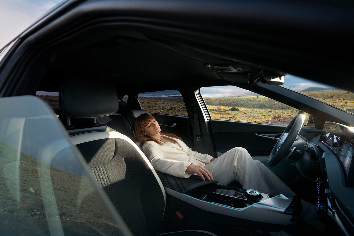 The new, fully electric Crossover KIA EV6 featuring model & actress Andrea Tivadar – photos by Frederic SCHLOSSER c/o UPFRONT