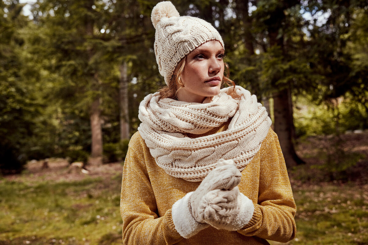 Streetstyles im Hamburger Viertel Steilshoop (für BMH), Knitwear Herbst Kampagne 2021 mit Jona & Larissa (für Fritsche) und Bohemian Countryside (für BMH) - drei Produktionen von Fotografin Verena KNEMEYER c/o DOUBLE T für den Modekunden BONPRIX