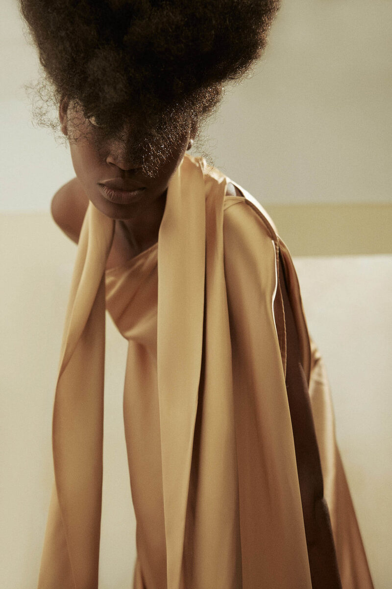 Big Hair im 'Posey' Editorial - fotografiert mit Model Leslye Huenoup von SALLYHATESWING und veröffentlicht von SLEEK Magazin