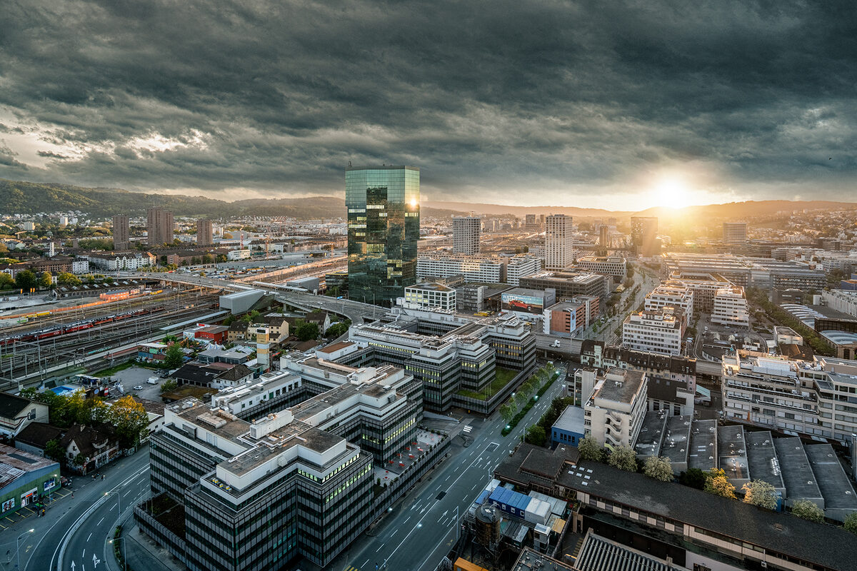 HAGER SCHWEIZ AG mit spektakulären Luftaufnahmen von Landschaften, pulsierenden Städten und Infrastruktur - die Keyvisuals von TERENCE DU FRESNE für Studio Thom Pfister