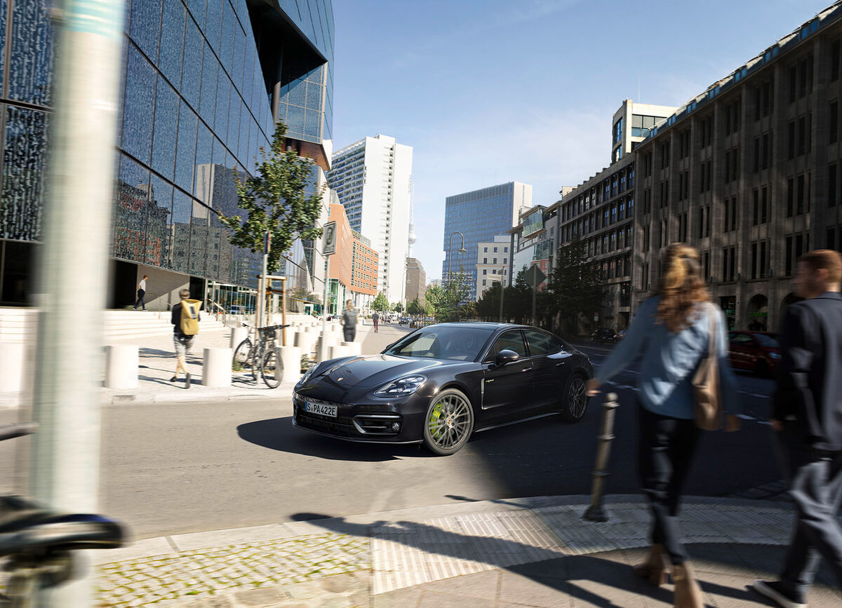 ‘Composed with Passion’ : JAN STEINHILBER photographs the PORSCHE Panamera Platinum Edition with Grabarz & Partner and Claas Cropp Creative Production in Berlin