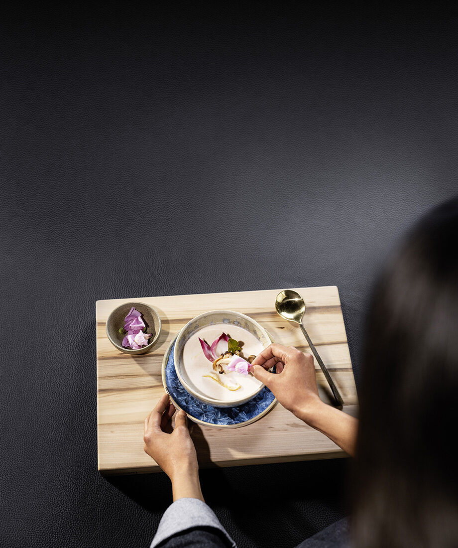 'Dalad Kambhu - Weltbürgerin mit kulinarischer Mission' in der MIELE Gen 7000 'Two in One' Kampagne von Wolfgang STAHR c/o NERGER M&O für Select Worldwide