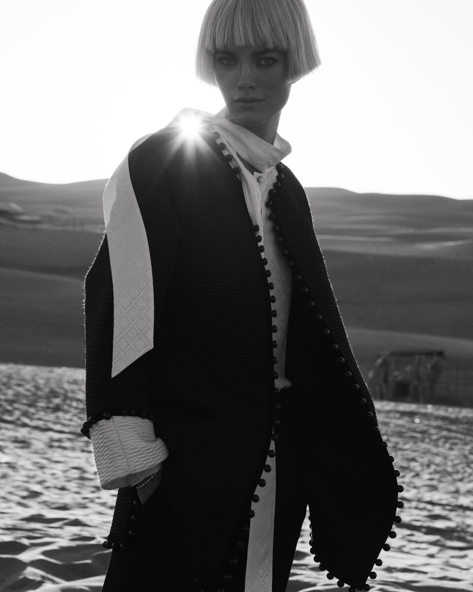<b>ANDREAS ORTNER</b> fotografiert die 30seitige <b>ELLE Germany März '22 </b>Coverstory mit den Models Maartje Verhoef und Mathilde Brandi in Oman, Styling Pia Knoll, Hair &amp; Makeup Georgios Tsiogkas