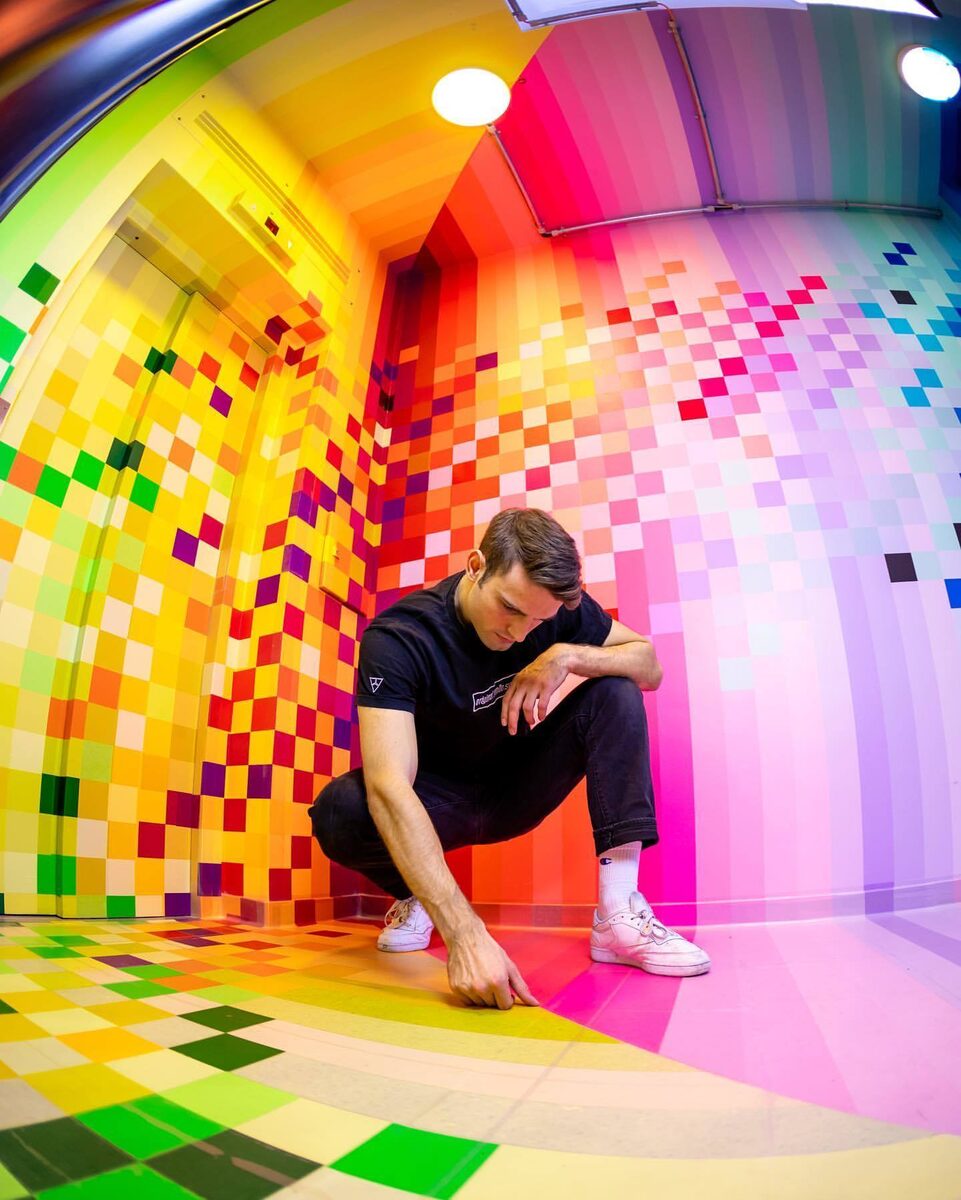 <b>ART ACT</b> : Tape Artist <b>ATAU designs rooms of the JvM Academy</b> in Hamburg, dm customer magazine, book illustration ‘Reading Life Ink Lake’, Pixie book for UVEX OYO, conductor portraits … and exhibitor ART ACT at <b>UPDATE-22-BERLIN</b>