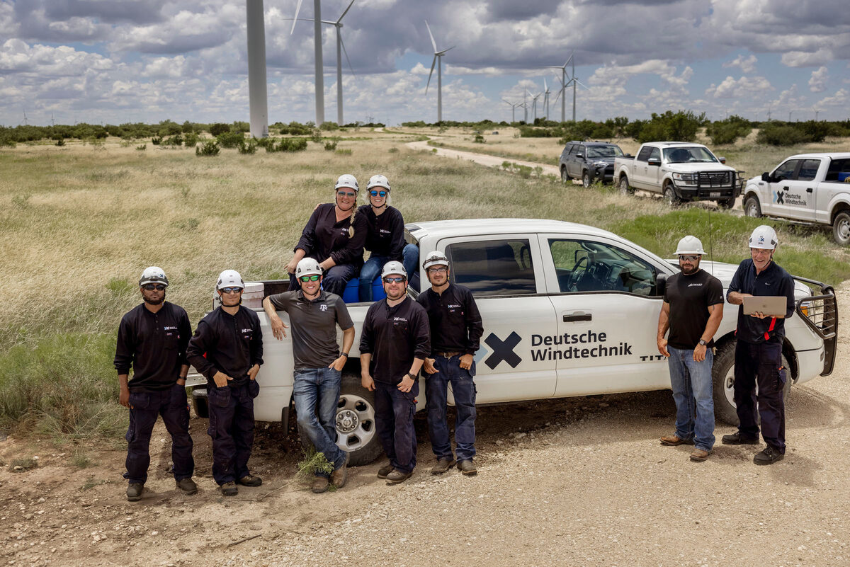 Acrobatics on wind turbines : <b>DOMINIK OBERTREIS</b> photographs in dizzying heights for <b>DEUTSCHE WINDTECHNIK in Texas</b>