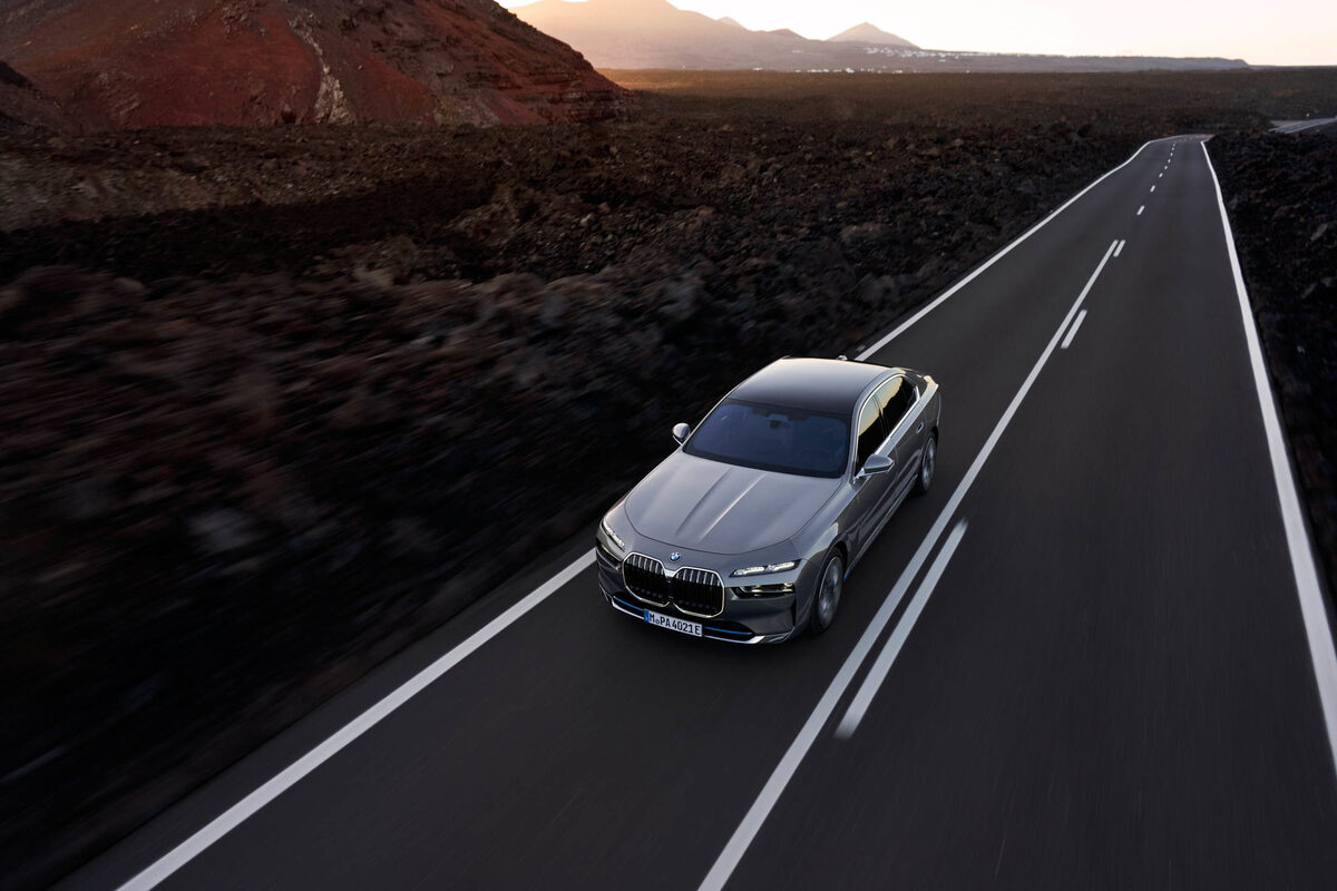 Mit den <b>BMW 7, i7, iX7</b> Modellen auf der Kanaren-Insel Lanzarote -fotografiert von <b>Manuel NAGEL c/o WILDFOX RUNNING</b>, an seiner Seite Hochkant Films und JvM / The Game agency
