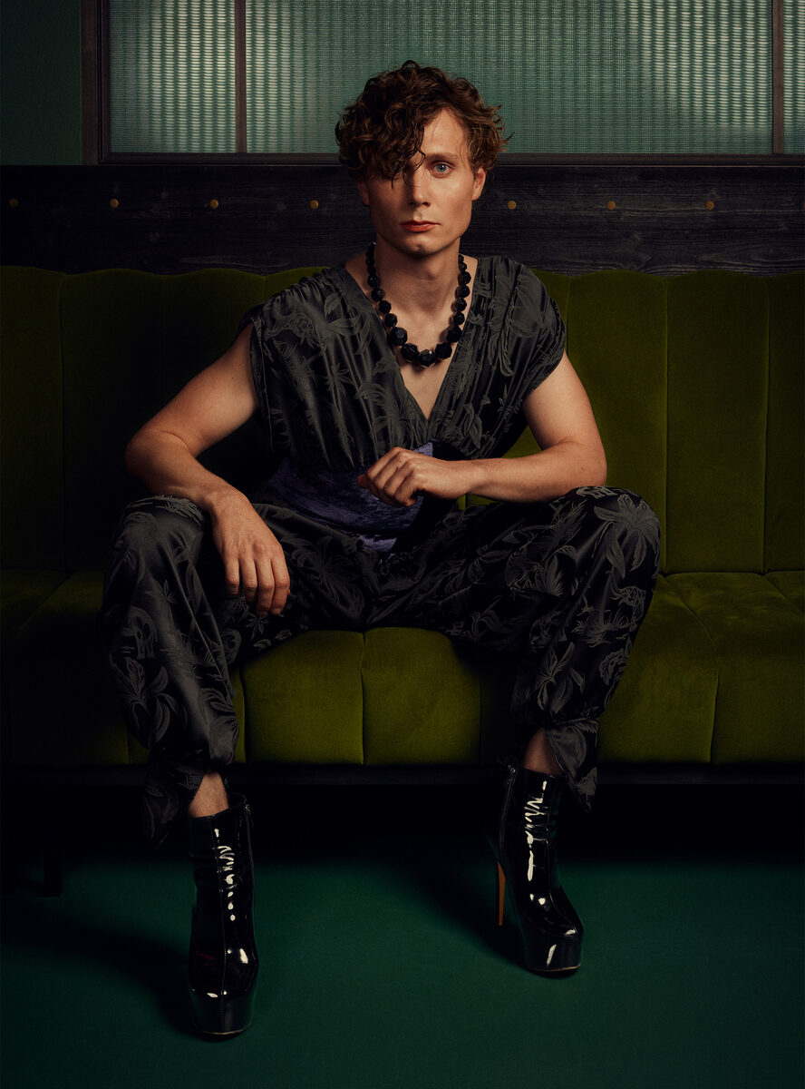 Hair & makeup artist Felix STÖSSER c/o BASICS.BERLIN makes NETFLIX star MORITZ JAHN shine for OE Magazine
