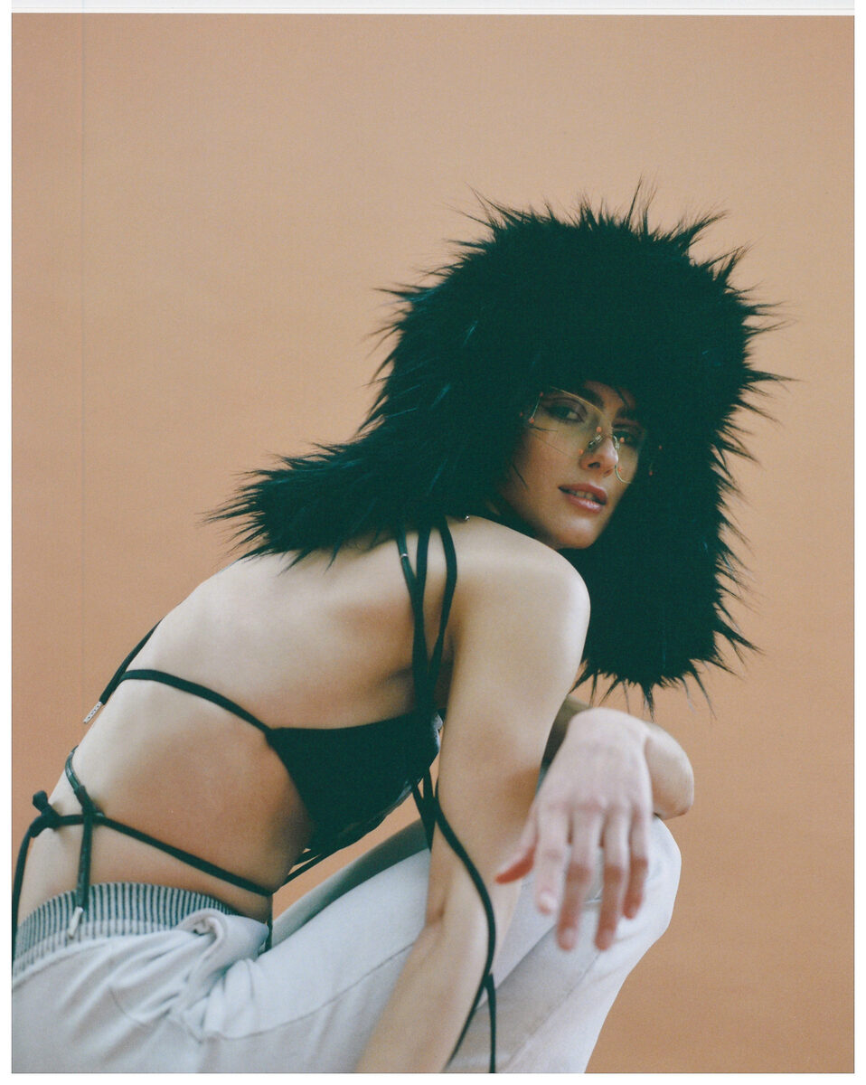 Model <b>Lucie PENTZIEN C/O LOUISA MODELS</b> für <b>CLUSTERED</b>