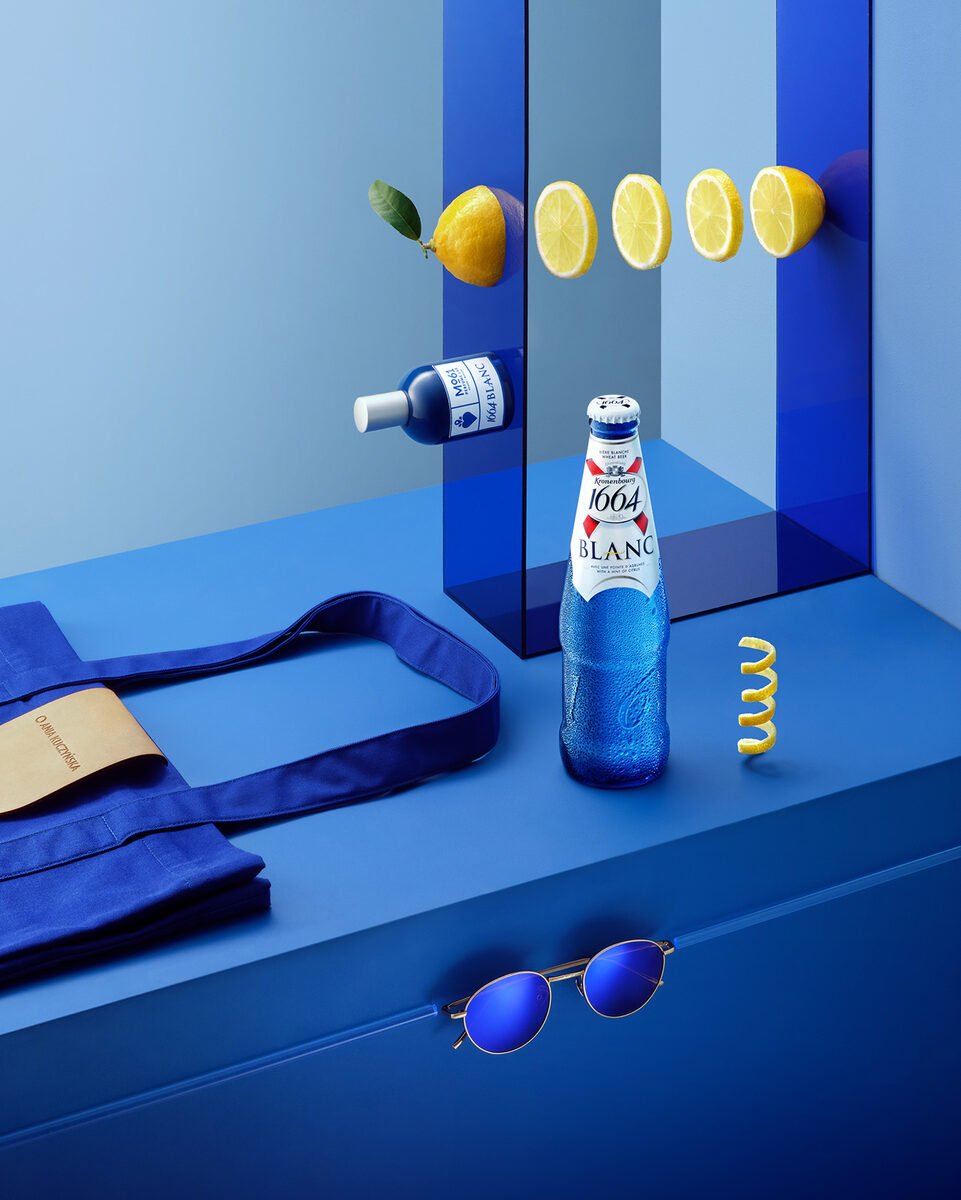 The blue beer hour with a touch of citrus - <b>Maciek MILOCH c/o STILLSTARS</b> photographs for <b>1664 BLANC</b> from the renowned Strasbourg brewery <b>KRONENBOURG</b>
