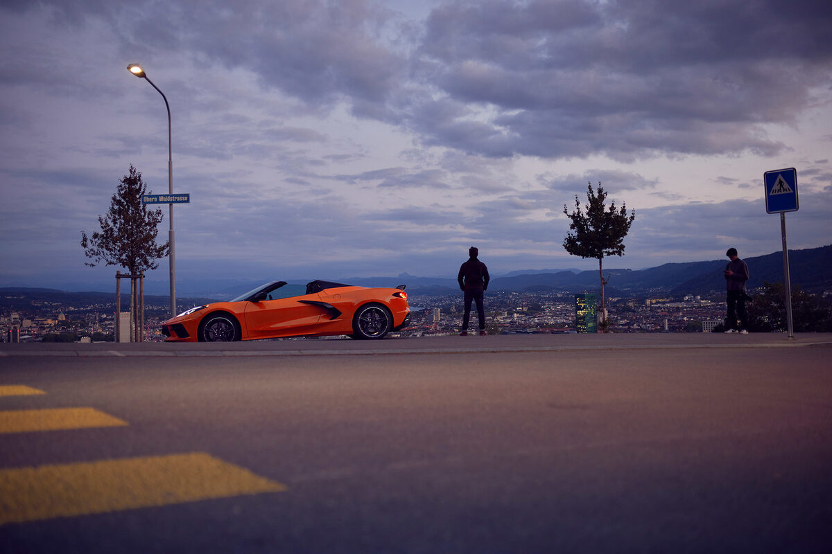 Mit der Corvette C8 durch Zürich und die Schweizer Alpen - DAVID BREUN fotografiert Model Alexander Dean für RAMP.SPACE