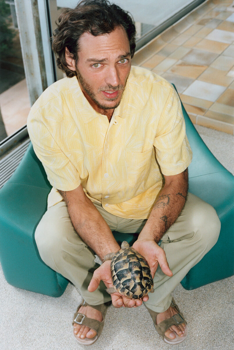 Pierre-Benoit Talbourdet embodies the <b>'Riviera Friend' for the label CLOSED</b> -&nbsp;<b>Jonas UNGER c/o BIRD PRODUCTION</b> photographs the 2023 Summer collection at the pool in southern France