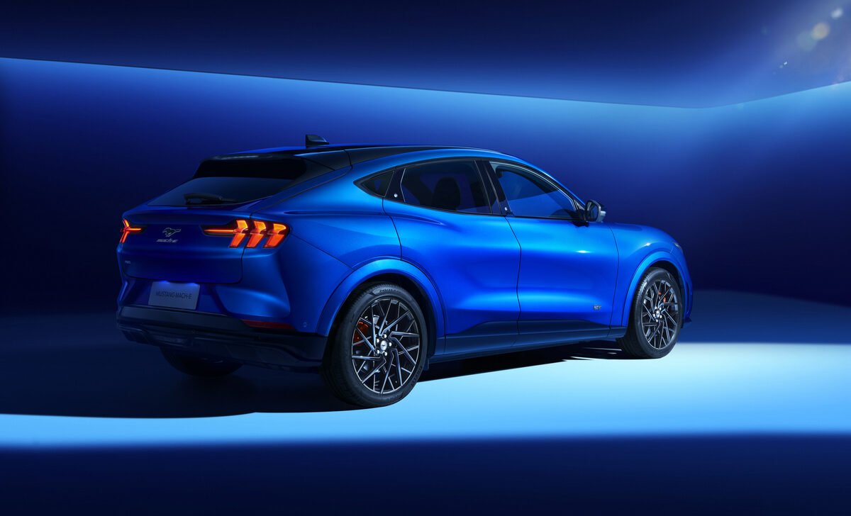 <b>DANIEL HARTZ</b> stages the new <b>FORD MUSTANG MACH E</b> in a lifestyle fashion shoot in Shanghai and elegantly in the studio