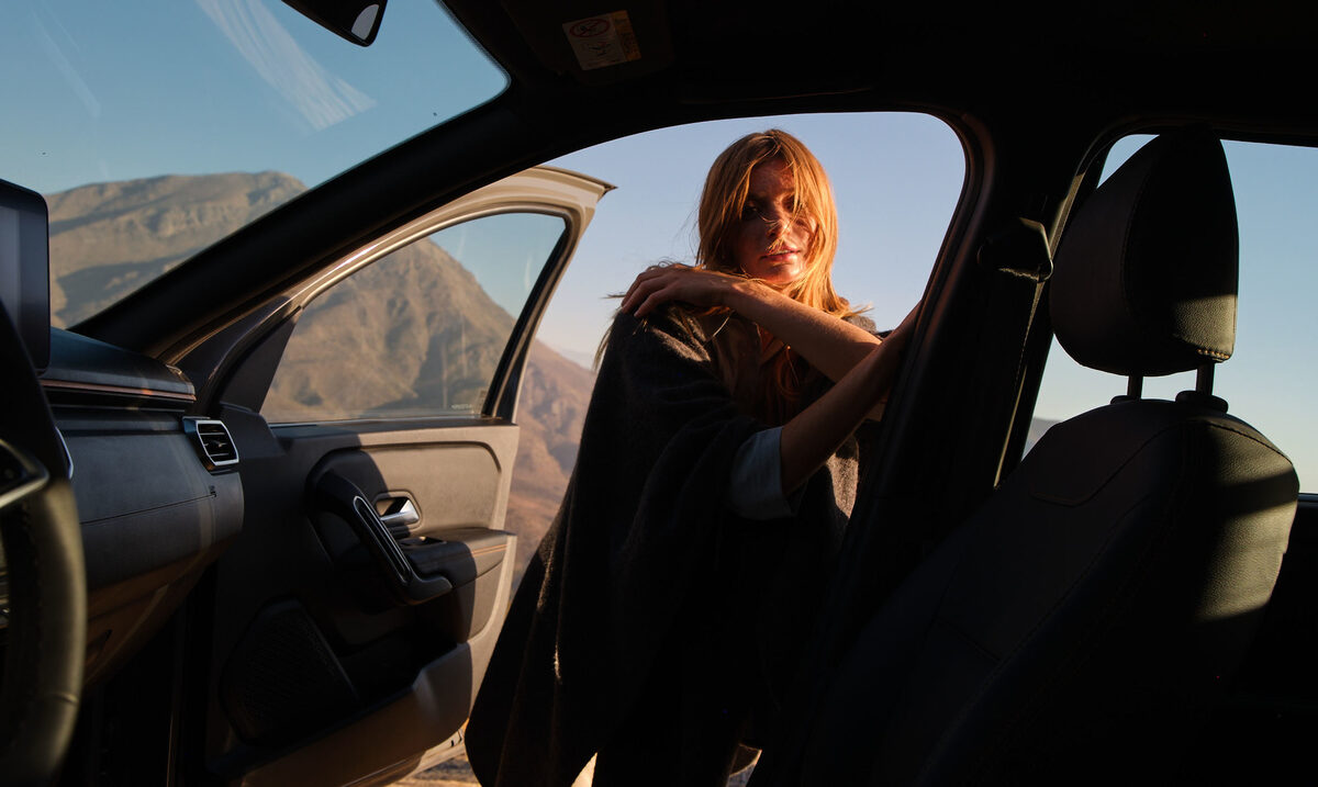 <b>SÉBASTIEN STAUB</b> photographs the <b>RENAULT Oroch</b> for RENAULT South America amid the breathtaking landscape of Chile