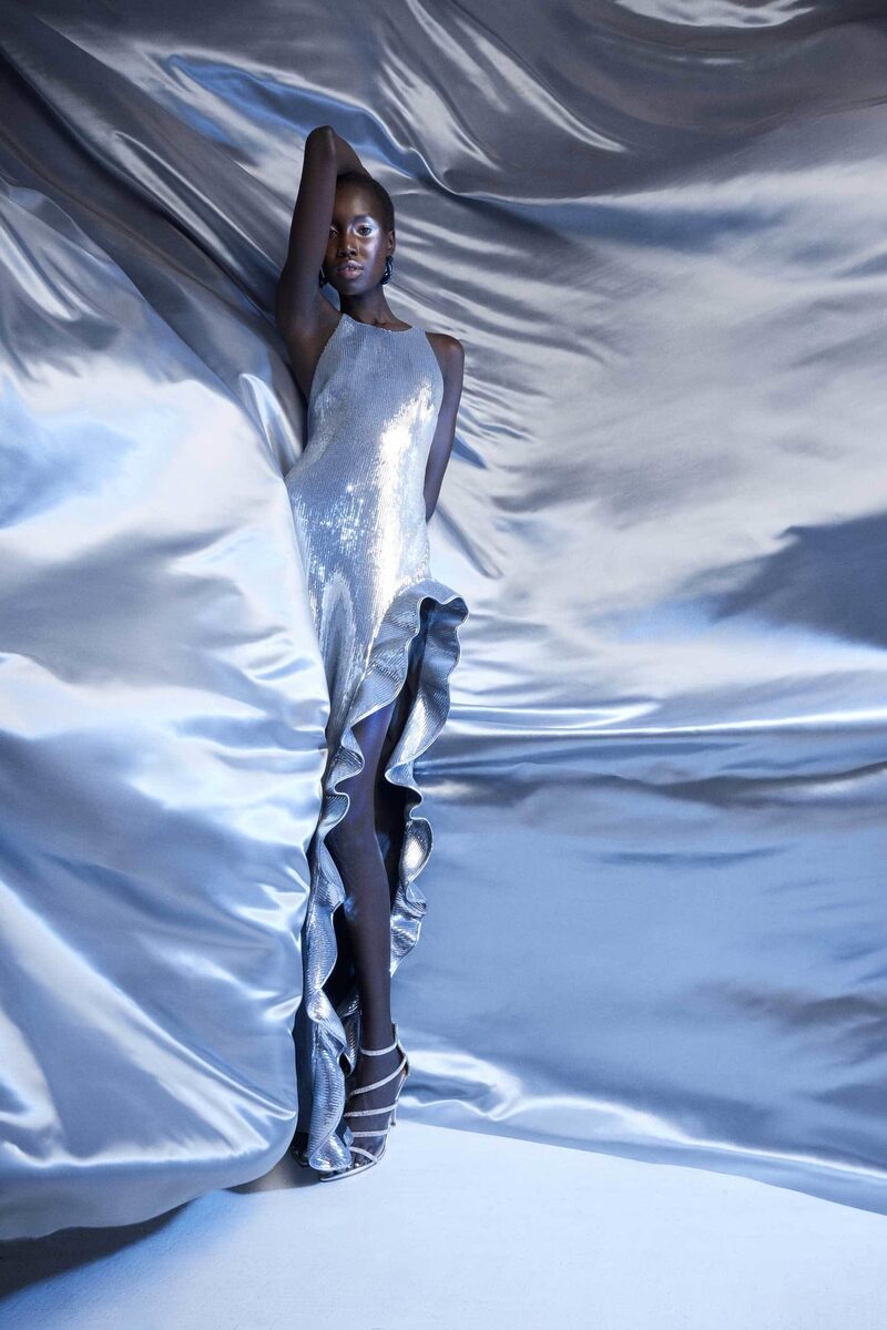 ‘Time to Shine’ – FRAUKE FISCHER photographs the futuristic December ‘23 cover spread for MAXIMA Magazine