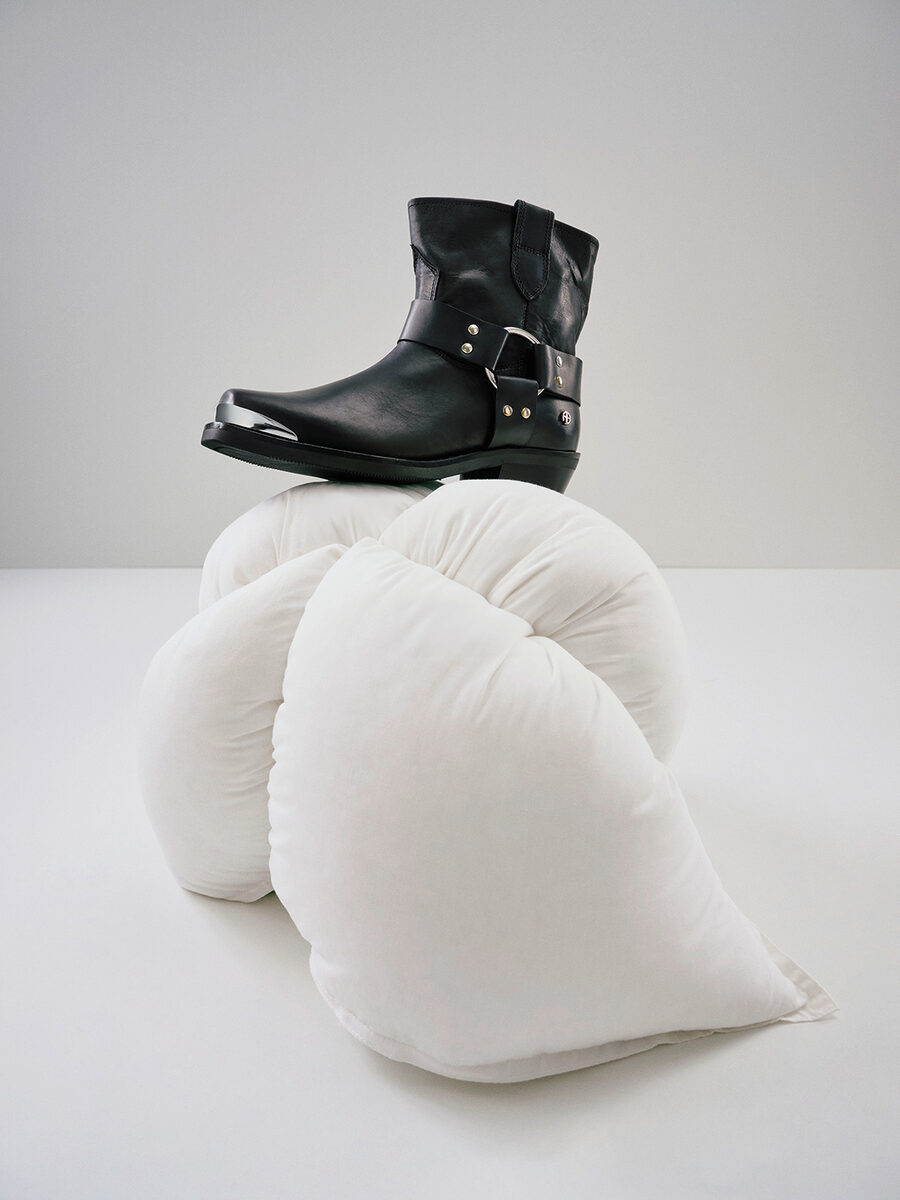 Raphael Schmitz photographs stills for STYLEBOP – set design by Cäthe KLEIN c/o LIGAWEST, art direction by Vanessa Weber