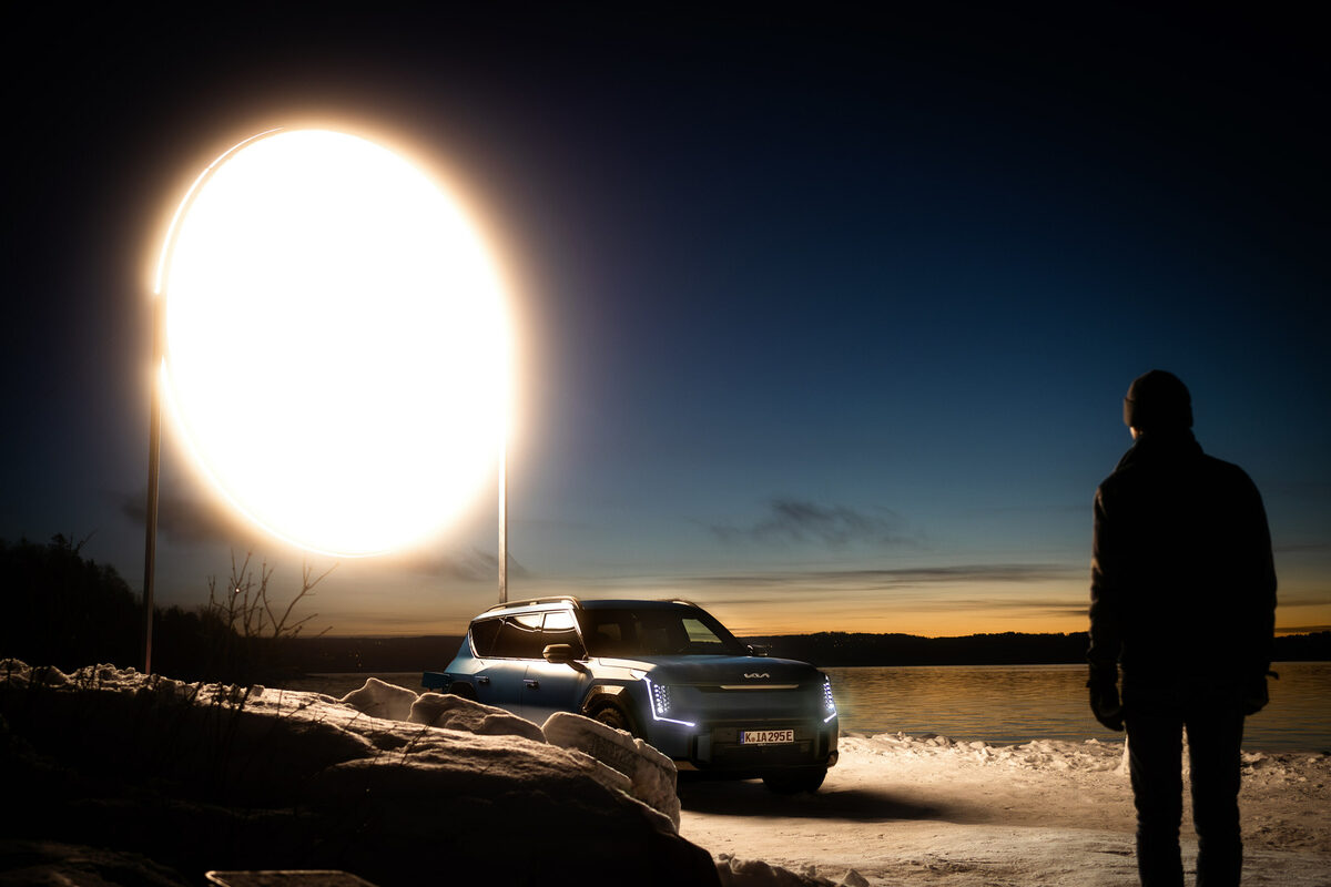 ‘The Impossible Sunlight’ : a light installation in Norway – for which the KIA EV9 and INNOCEAN mimick the rising sun