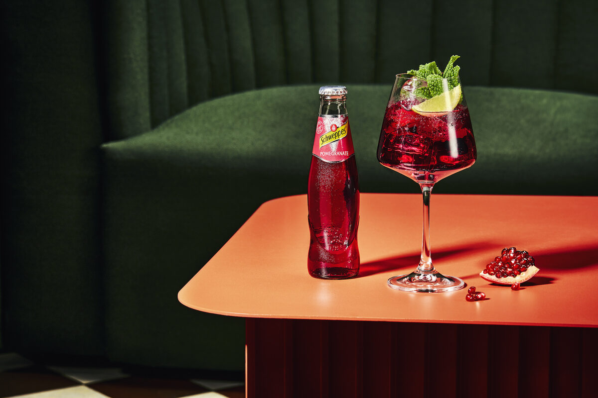 <b>Claudia GÖDKE c/o STILLSTARS</b> photographs&nbsp;the Schweppes Pomegranate launch campaign for <b>SCHWEPPES </b>– and meet <b>STILLSTARS as an exhibitor&nbsp;</b>on both days of <b>UPDATE-24-BERLIN</b>