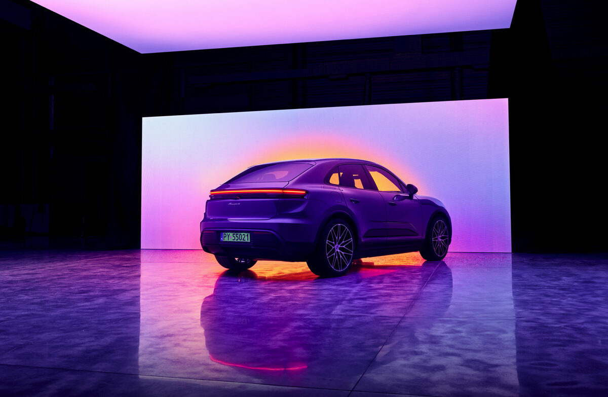 ANDREA HEBERGER : Olympia-Sprinter Sasha Zhoya für RED BULL, VW ID. Buzz einst und jetzt'-Kampagne von new entry Axel SIGURDARSON, 'Suffragetten' Editorial, FASHION GONE ROGUE, Iga Swiatek für PORSCHE MACAN Polen, ....