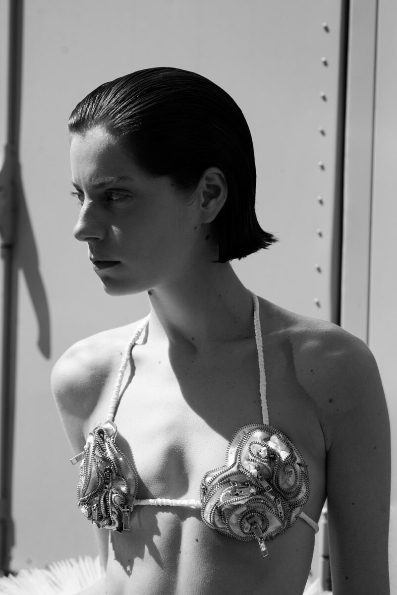 'Celia' - die freie Strecke mit Model Celia Schoras wurde fotografiert von Sarah STORCH c/o DOUBLE T Photographers