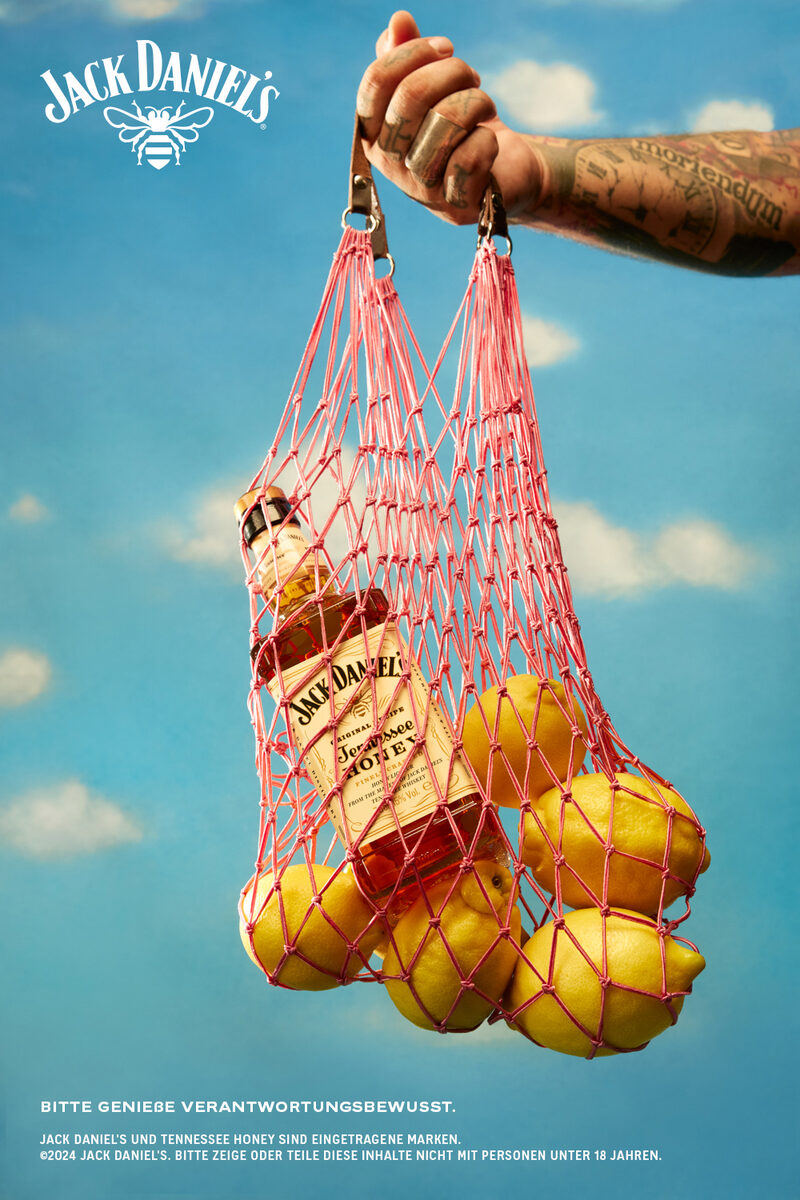 Jack Daniel’s is officially extending summer!<b> Tim SONNTAG c/o&nbsp;JULIA WALDMANN</b> photographed the <b>JACK DANIEL'S campaign</b> presented on GoSee for the agency haebmau