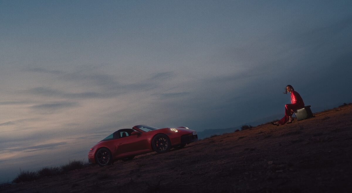 HOLGER WILD stages the PORSCHE 911 with models from unusual perspectives
