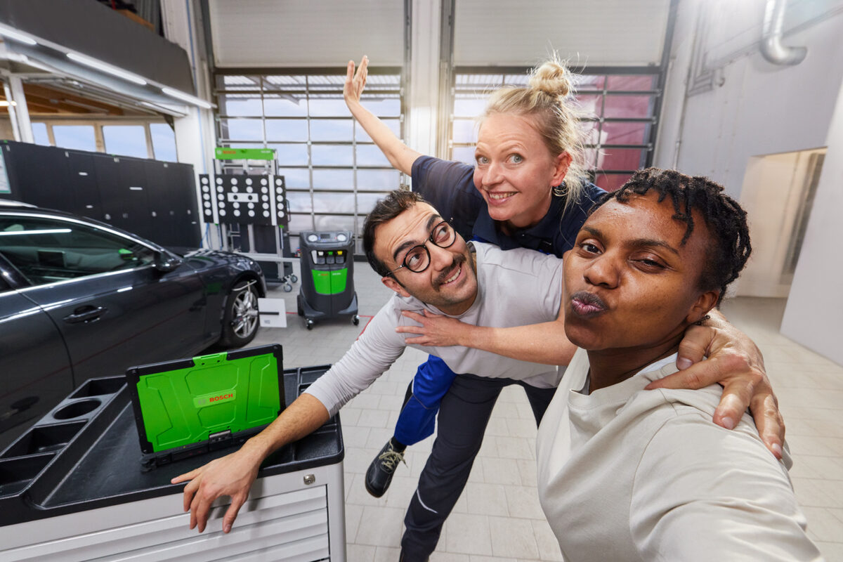 'My Squad - think out of the box' - Simone SCHNEIDER c/o ANDREA HEBERGER photographs the BOSCH social media campaign in a selfie look for the Panama agency