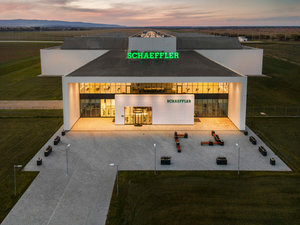 <b>DOMINIK OBERTREIS</b> : photographs <b>CORPORATE BILDERPOOL for SCHAEFFLER</b> - we offer you a look behind the scenes of the mechanical engineering industry on GoSee.News