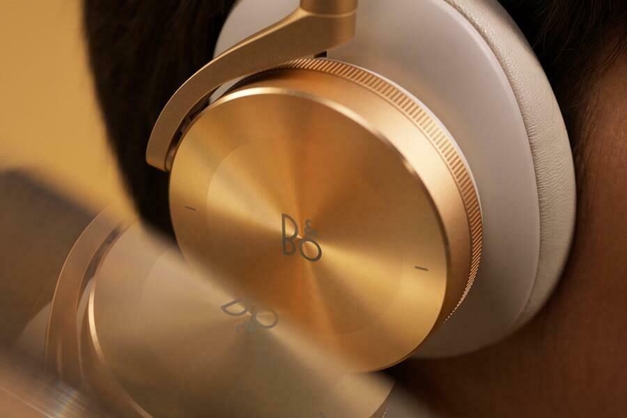 GOLDEN RETRIEVER c/o VISUALEYES ARTISTS photograph the BANG & OLUFSEN rebranding campaign on behalf of the Stockholm creative agency Snask