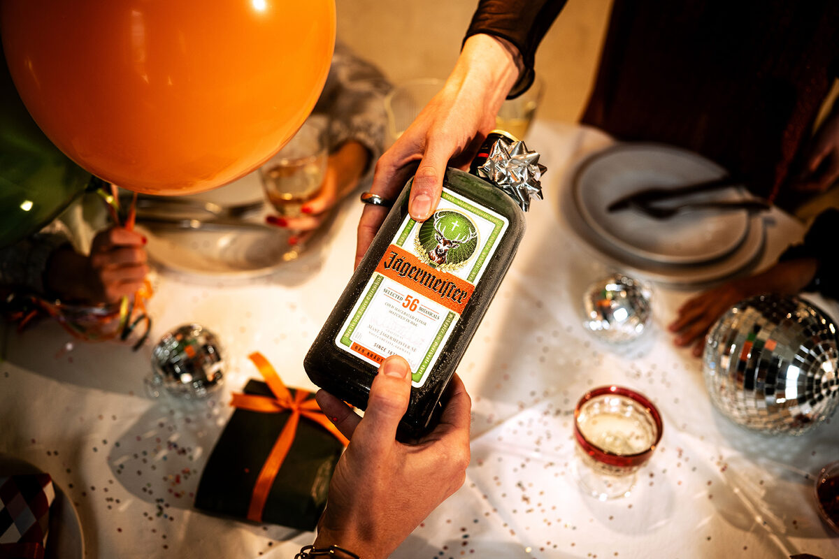 &nbsp;<b>JÄGERMEISTER </b>freut sich auf 2025 mit der neuen globalen Gifting Season Kampagne von <b>Catrin HANSMERTEN</b> (Set &amp; Props), sowie <b>Natalie SCHNEIDER</b> (Fashion Styling), beide Artists c/o <b>LIGAWEST</b>